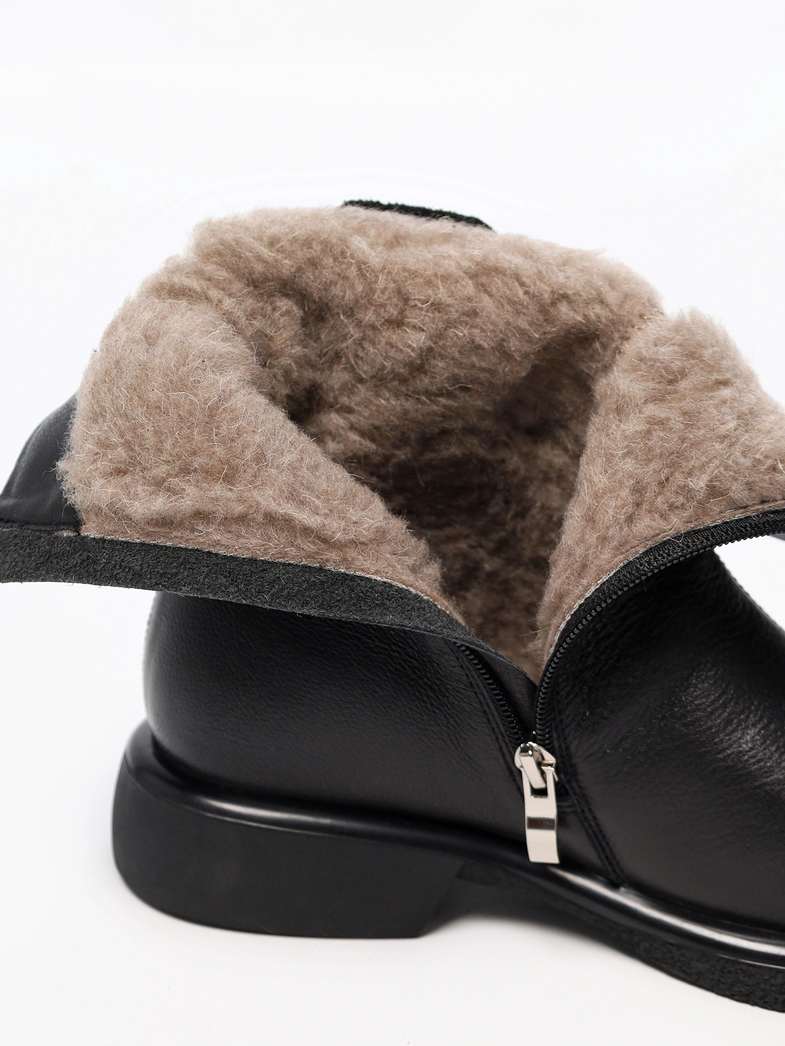 Ботинки черного цвета с декоративным замком сзади